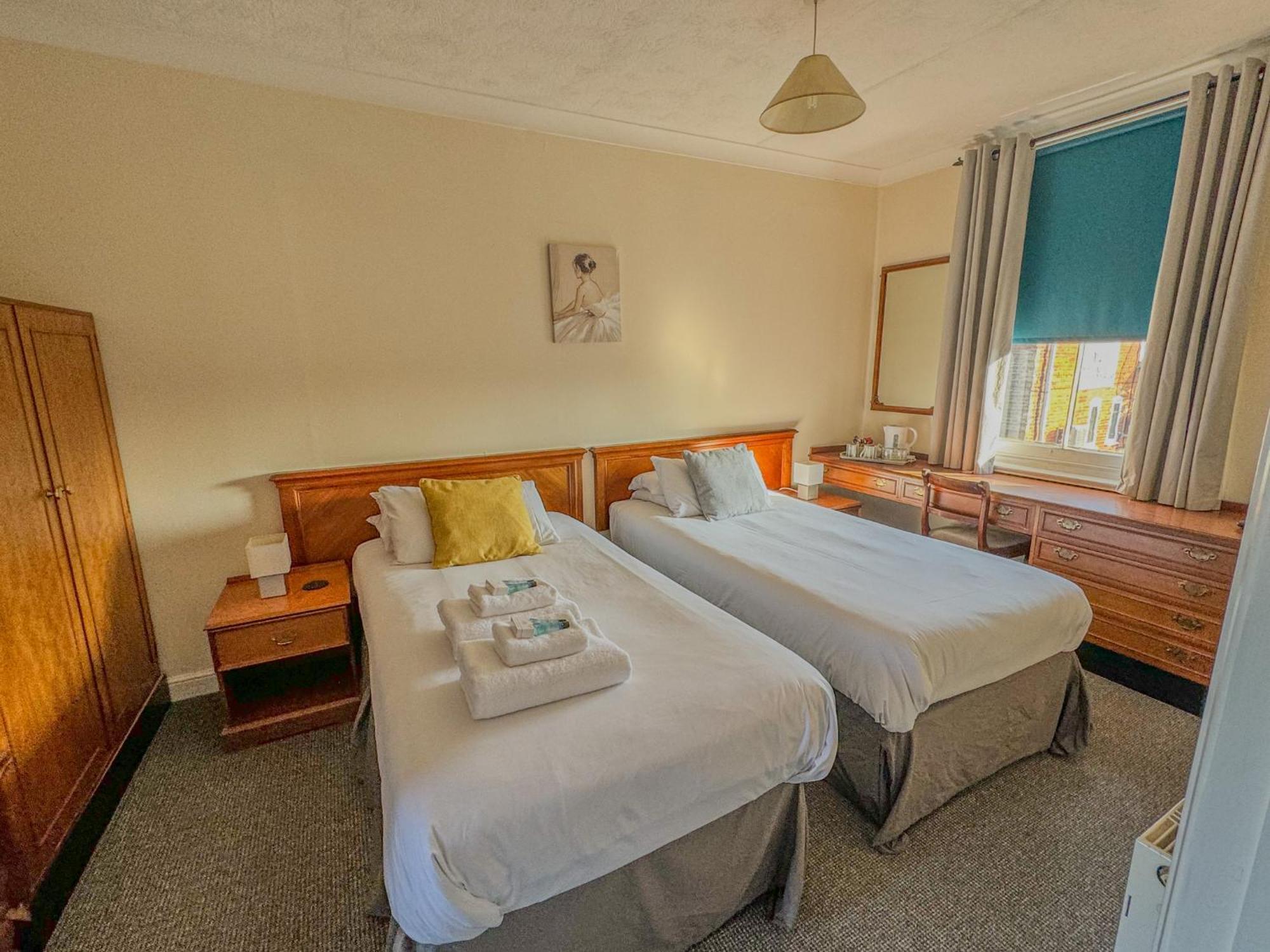The White Horse Hotel Лейстън Екстериор снимка